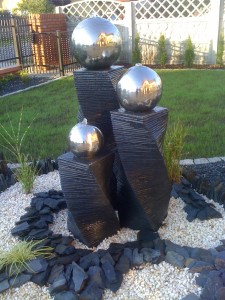 Galeria figurFigury, rzeźby kamienne - Torun, Bydgoszcz - kule stalowe na bazaltowych postumentach -